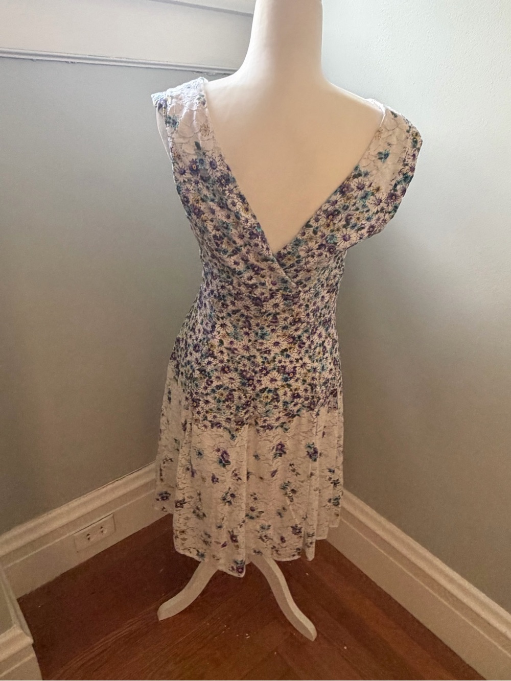 Betsey Johnson Floral Lace Fit & Flare Dress Cream Purple Blue Sleeveless Size 8 - Picture 3 of 8